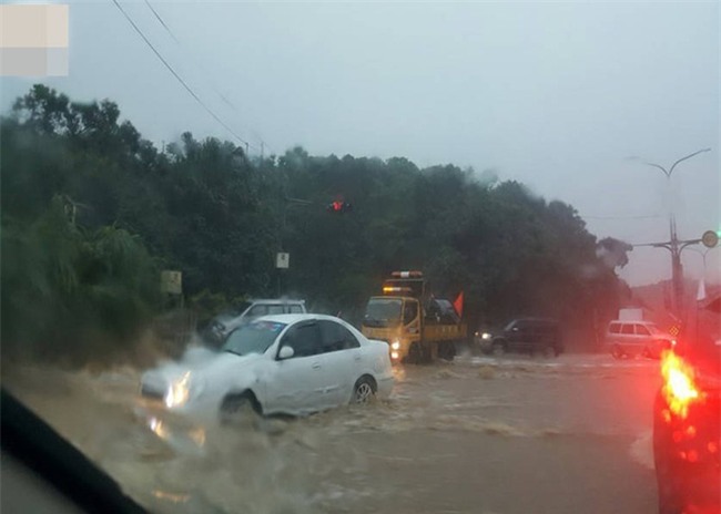 Người dân Đài Loan chật vật đối mặt với ngập úng khắp nơi bởi trận mưa lớn kỷ lục trong 17 năm qua - Ảnh 16.