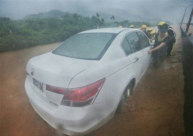 Người dân Đài Loan chật vật đối mặt với ngập úng khắp nơi bởi trận mưa lớn kỷ lục trong 17 năm qua - Ảnh 17.