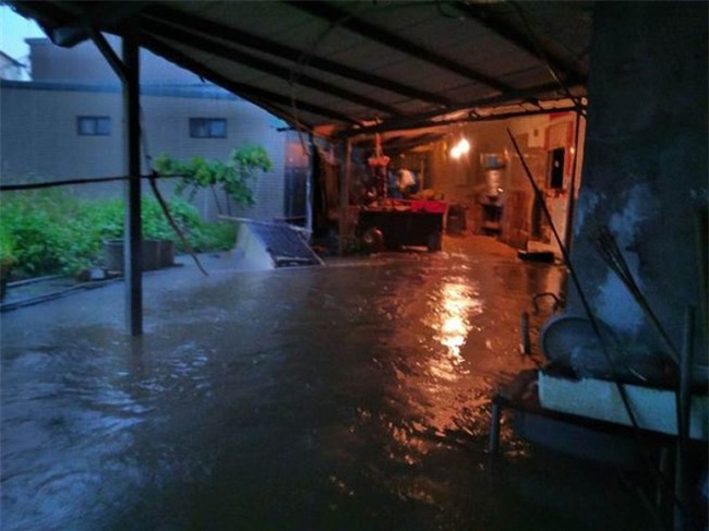 Người dân Đài Loan chật vật đối mặt với ngập úng khắp nơi bởi trận mưa lớn kỷ lục trong 17 năm qua - Ảnh 10.