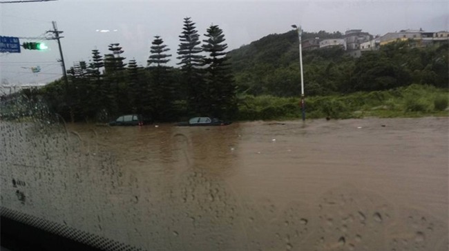 Người dân Đài Loan chật vật đối mặt với ngập úng khắp nơi bởi trận mưa lớn kỷ lục trong 17 năm qua - Ảnh 11.