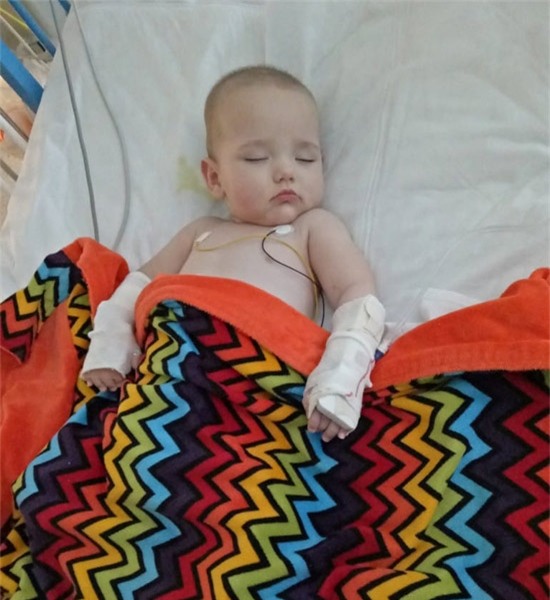 soc: be trai bi viem mang nao chi vi ngoi trong xe day khi di sieu thi cung me - 1