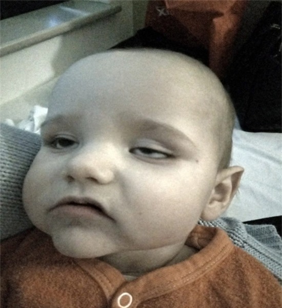 soc: be trai bi viem mang nao chi vi ngoi trong xe day khi di sieu thi cung me - 3