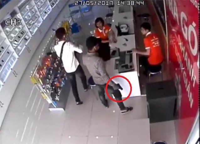 Bat bo doi dung sung cuop 19 chiec dien thoai hinh anh 1