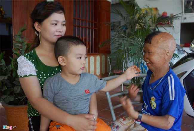 Cuoc song cua cau be bi cha tam xang dot 6 nam truoc hinh anh 2