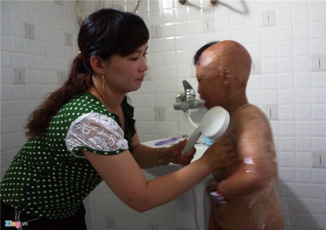 Cuoc song cua cau be bi cha tam xang dot 6 nam truoc hinh anh 6