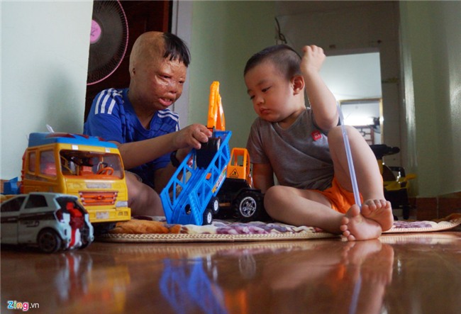 Cuoc song cua cau be bi cha tam xang dot 6 nam truoc hinh anh 7