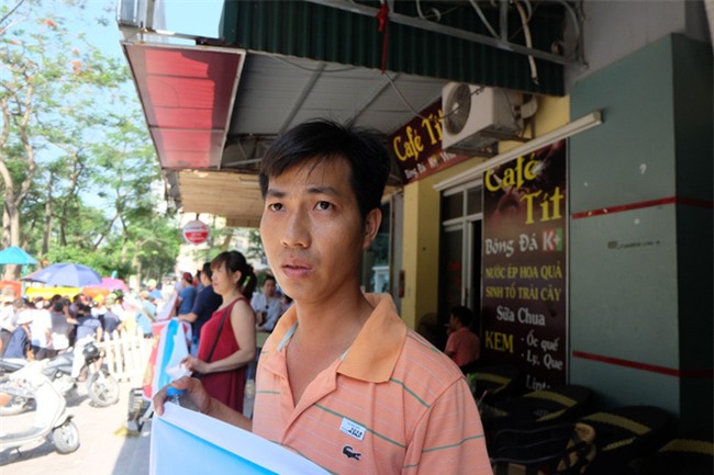 Giữa nắng nóng 41 độ, hàng trăm người dân chung cư VP3 Linh Đàm tập trung đòi cấp nước sạch - Ảnh 1.