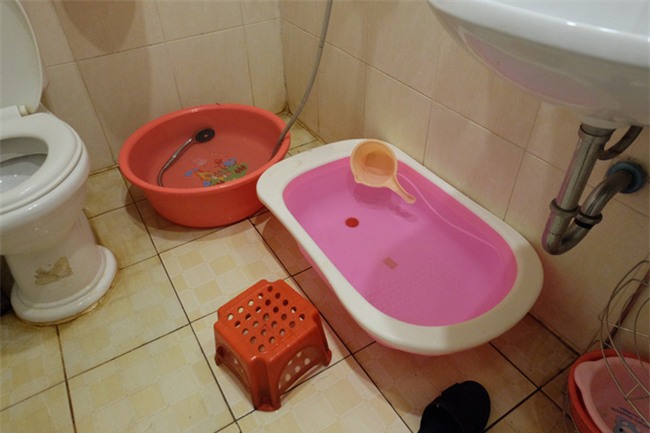 Giữa nắng nóng 41 độ, hàng trăm người dân chung cư VP3 Linh Đàm tập trung đòi cấp nước sạch - Ảnh 2.