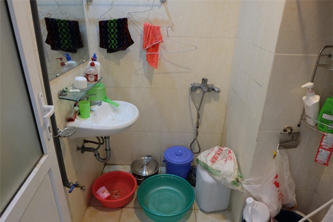 Giữa nắng nóng 41 độ, hàng trăm người dân chung cư VP3 Linh Đàm tập trung đòi cấp nước sạch - Ảnh 3.