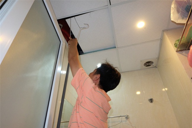 Giữa nắng nóng 41 độ, hàng trăm người dân chung cư VP3 Linh Đàm tập trung đòi cấp nước sạch - Ảnh 4.