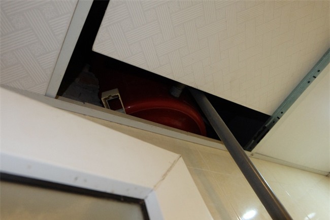 Giữa nắng nóng 41 độ, hàng trăm người dân chung cư VP3 Linh Đàm tập trung đòi cấp nước sạch - Ảnh 5.