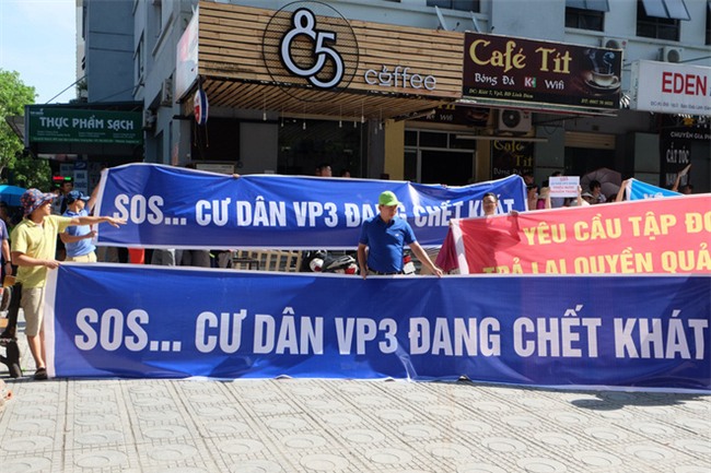 Giữa nắng nóng 41 độ, hàng trăm người dân chung cư VP3 Linh Đàm tập trung đòi cấp nước sạch - Ảnh 6.