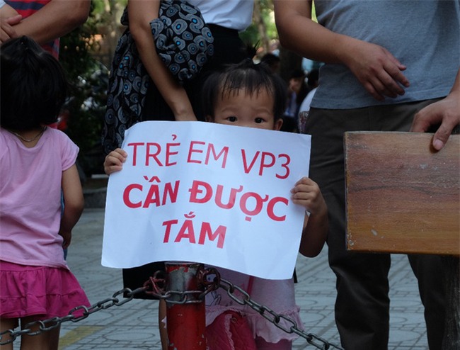 Giữa nắng nóng 41 độ, hàng trăm người dân chung cư VP3 Linh Đàm tập trung đòi cấp nước sạch - Ảnh 8.