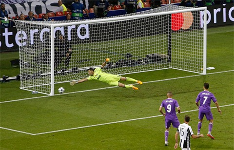 Cú sút xa đập người Khedira đổi hướng thành bàn của Casemiro