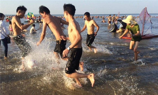 nắng nóng, nóng kỷ lục, Sầm Sơn, Cửa Lò, Đồ Sơn, bãi biển, giải nhiệt