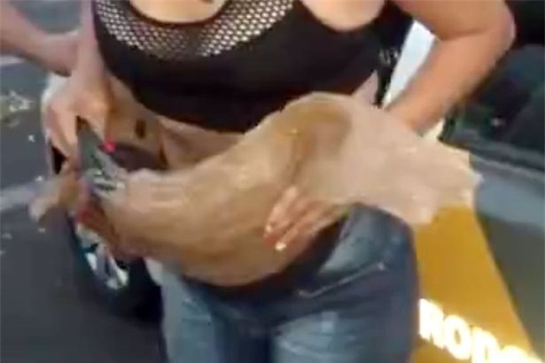 Kiểm tra người phụ nữ với chiếc bụng bầu to vượt mặt, cảnh sát phát hiện bí mật phạm pháp - Ảnh 2.