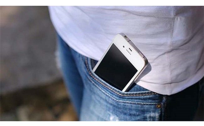 Thường xuyên đút điện thoại trong túi quần khiến đàn ông "yếu" hơn và dễ gây vô sinh