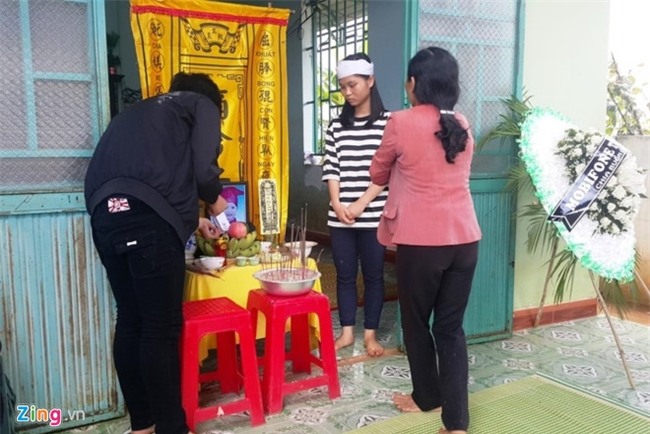 Khan tang nhuom trang xom ngheo co 4 hoc sinh duoi nuoc hinh anh 1