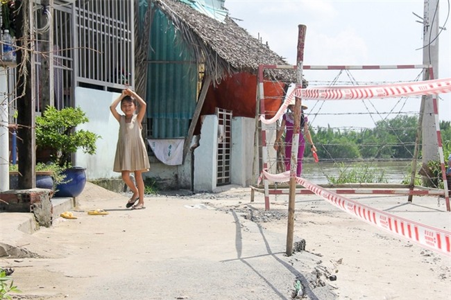 Vụ vết nứt 40m xuất hiện ở Sài Gòn: Mẹ nghẹn lòng hủy đám cưới con gái vì lo sạt lở - Ảnh 1.