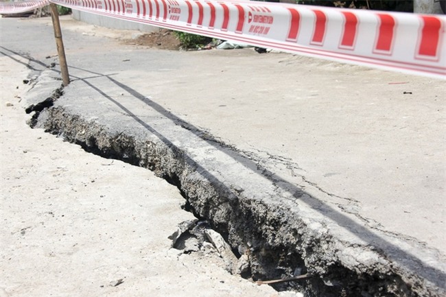 Vụ vết nứt 40m xuất hiện ở Sài Gòn: Mẹ nghẹn lòng hủy đám cưới con gái vì lo sạt lở - Ảnh 6.