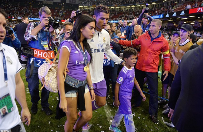 Ronaldo tặng huy chương vô địch cho bạn gái Georgina - Ảnh 3.