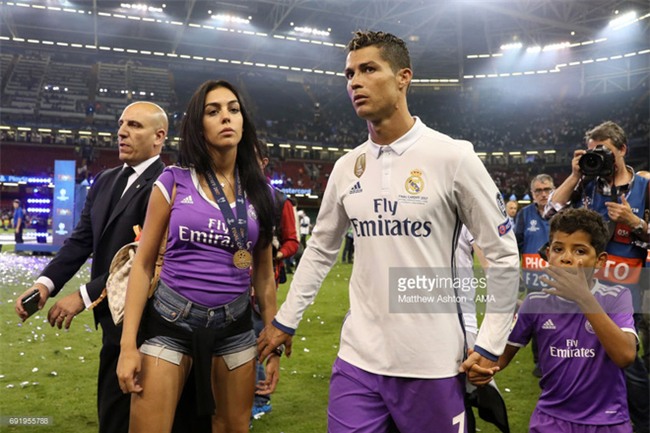 Ronaldo tặng huy chương vô địch cho bạn gái Georgina - Ảnh 4.
