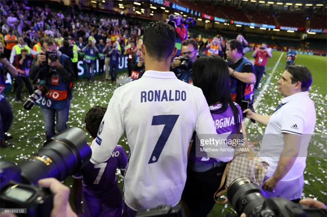 Ronaldo tặng huy chương vô địch cho bạn gái Georgina - Ảnh 6.