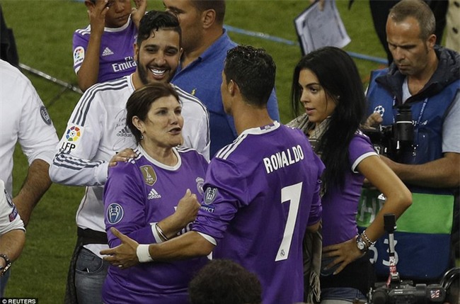 Ronaldo tặng huy chương vô địch cho bạn gái Georgina - Ảnh 7.
