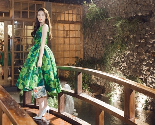 hoa hau ky duyen long lay nhu cong chua thu hut moi anh nhin tai su kien - 1