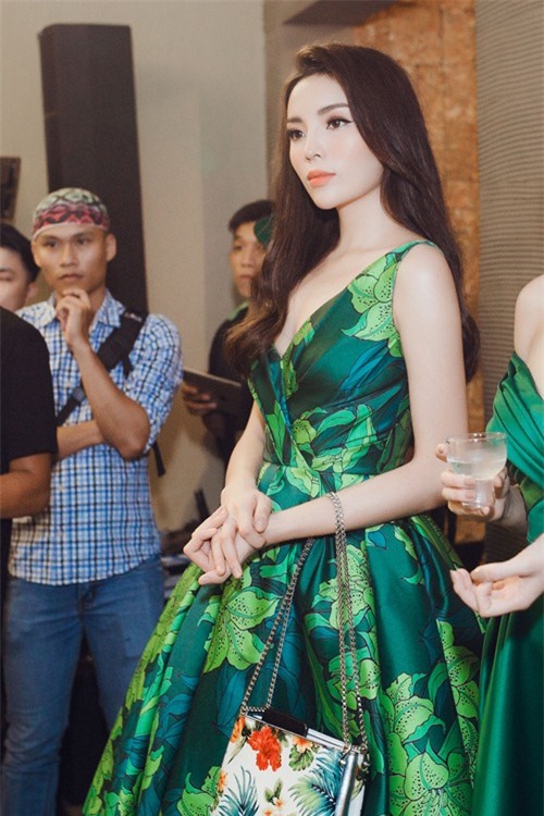 hoa hau ky duyen long lay nhu cong chua thu hut moi anh nhin tai su kien - 10