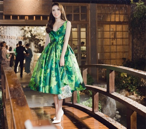 hoa hau ky duyen long lay nhu cong chua thu hut moi anh nhin tai su kien - 2