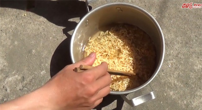 Hình ảnh giật mình về nắng nóng kỷ lục ở miền Bắc - Ảnh 2.