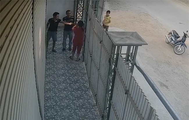 Video nhóm côn đồ xông vào đánh đập người phụ nữ nằm lê lết dưới nền nhà - Ảnh 2.
