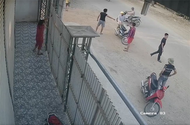 Video nhóm côn đồ xông vào đánh đập người phụ nữ nằm lê lết dưới nền nhà - Ảnh 3.