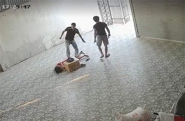 Video nhóm côn đồ xông vào đánh đập người phụ nữ nằm lê lết dưới nền nhà - Ảnh 5.