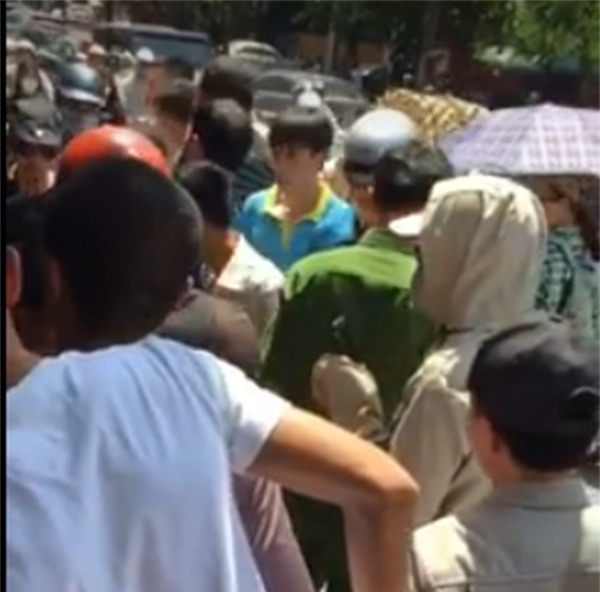 Hà Nội: Giữa trưa nắng, nam thanh niên nghi ngáo đá cầm dao đâm hàng loạt người trên phố Phạm Ngọc Thạch - Ảnh 3.