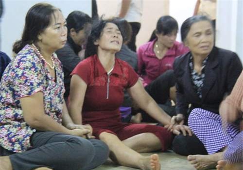 Đám tang 4 học sinh đuối nước ở Gia Lai: Bố còn nợ con một buổi đi chơi - Ảnh 1.