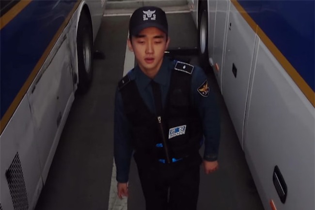 'Soai ca canh sat' dien trai, nhay dep nhu vu cong chuyen nghiep hinh anh 2