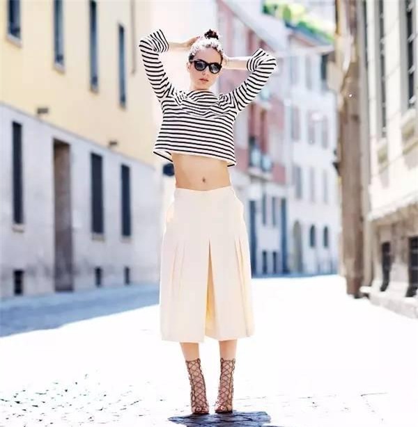 5 dáng crop top vừa mát vừa thời trang diện xuyên suốt cả hè mà không chán - Ảnh 1.