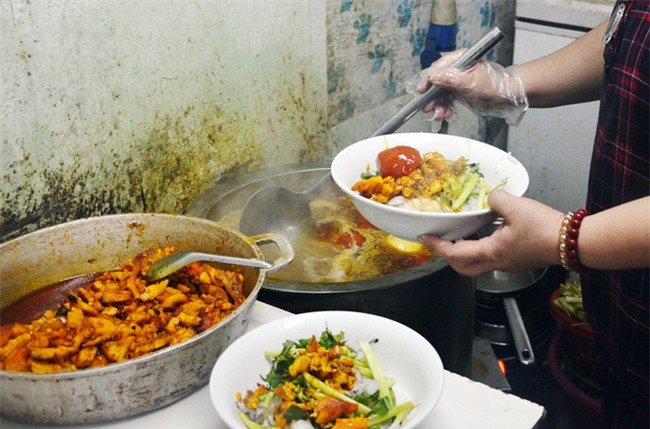 8 món ăn thần thánh giúp bạn chống chọi với thời tiết rán trứng giữa đường của Hà Nội - Ảnh 1.