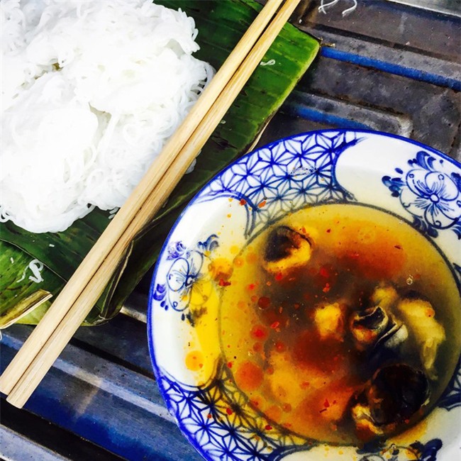 8 món ăn thần thánh giúp bạn chống chọi với thời tiết rán trứng giữa đường của Hà Nội - Ảnh 13.