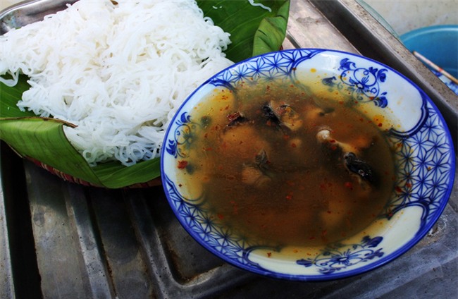 8 món ăn thần thánh giúp bạn chống chọi với thời tiết rán trứng giữa đường của Hà Nội - Ảnh 15.