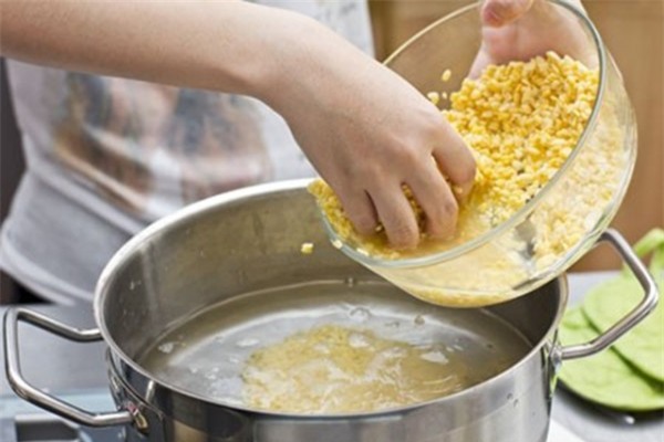 ngay he "nong chay mo", be van mat tu trong ra ngoai nho 5 loai nuoc uong thanh nhiet nay - 3