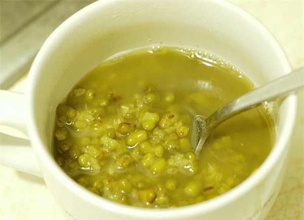 ngay he "nong chay mo", be van mat tu trong ra ngoai nho 5 loai nuoc uong thanh nhiet nay - 9