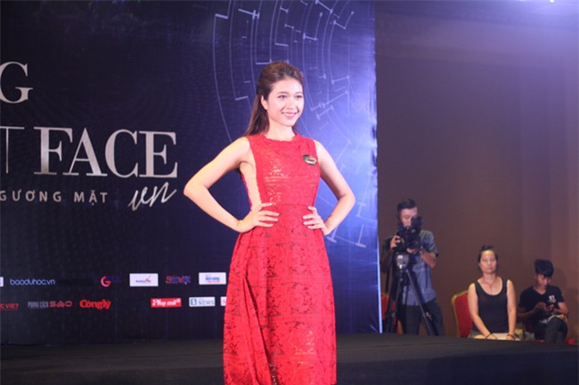 Cô gái trẻ gây choáng khi diện áo khoác lông, bất chấp Hà Nội 40 độ C - Ảnh 11.