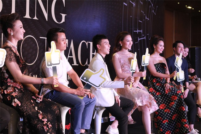 Cô gái trẻ gây choáng khi diện áo khoác lông, bất chấp Hà Nội 40 độ C - Ảnh 2.