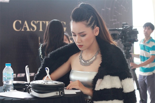 Cô gái trẻ gây choáng khi diện áo khoác lông, bất chấp Hà Nội 40 độ C - Ảnh 5.