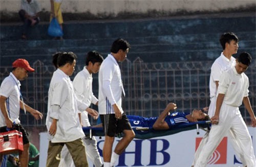 ngoai binh quang nam nhap vien cap cuu vi bi sut bong vao mat hinh anh 1