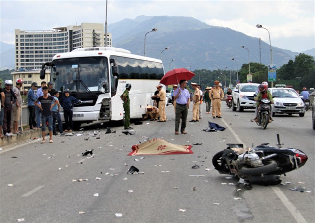 Lan lan tren cau, xe may cho doi nam nu doi dau oto khach hinh anh 1