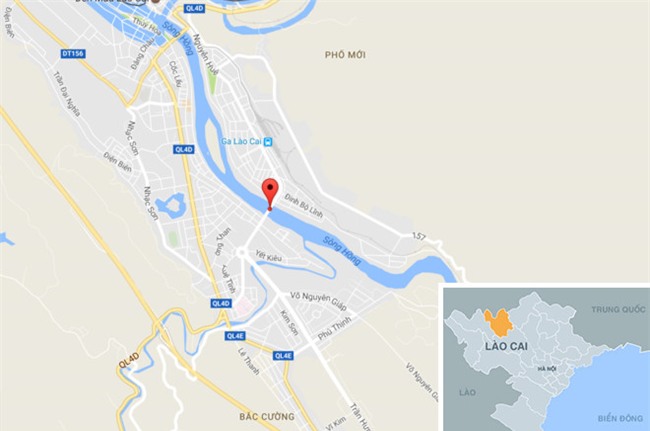 Lan lan tren cau, xe may cho doi nam nu doi dau oto khach hinh anh 2